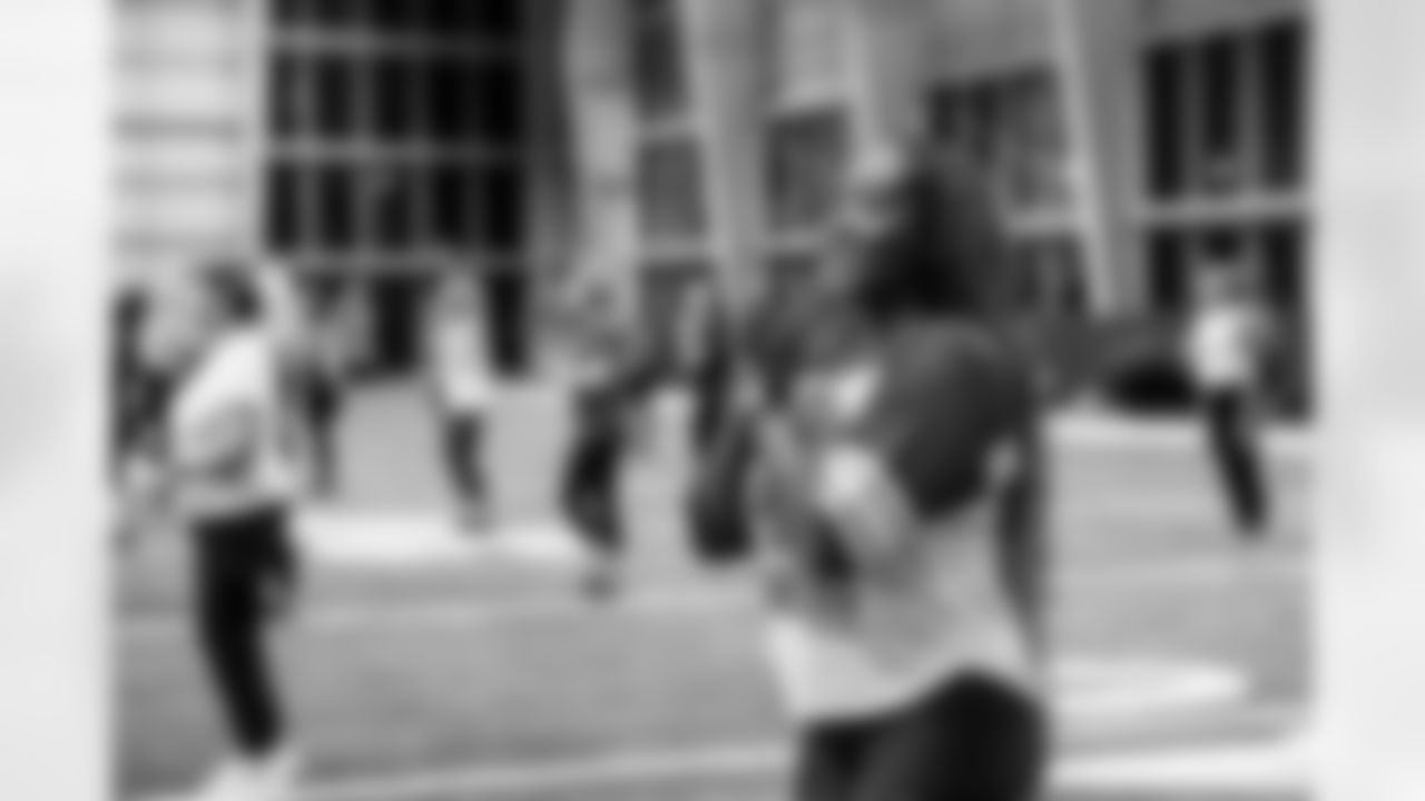 TAMPA, FL - November 19, 2025 - Tampa Bay Buccaneers Cheerleaders and Alumni during Field Rehearsal at AdventHealth Training Center. Photo By Tori Richman/Tampa Bay Buccaneers