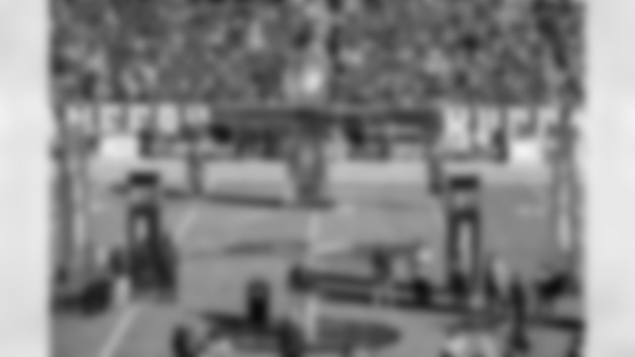 TAMPA, FL - November 30, 2025 - Buccaneers Legend Simeon Rice during Rice's Ring of Honor induction ceremony at halftime during the game between the Arizona Cardinals and Tampa Bay Buccaneers. The Bucs won the game, 20-17. Photo By Dave Pullis/Tampa Bay Buccaneers