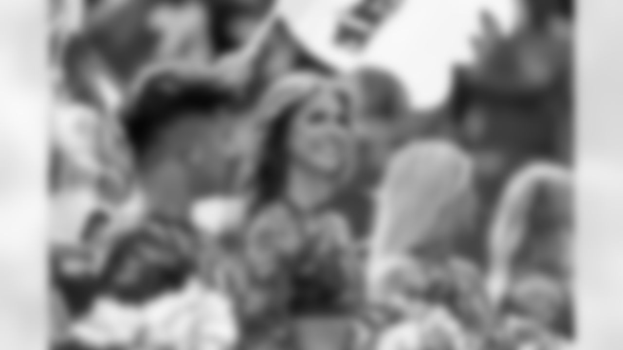 TAMPA, FL - November 09, 2025 - Tampa Bay Buccaneers Cheerleaders during the game between the New England Patriots and Tampa Bay Buccaneers. The Bucs lost the game, 28-23. Photo By Doug DeFelice/Tampa Bay Buccaneers