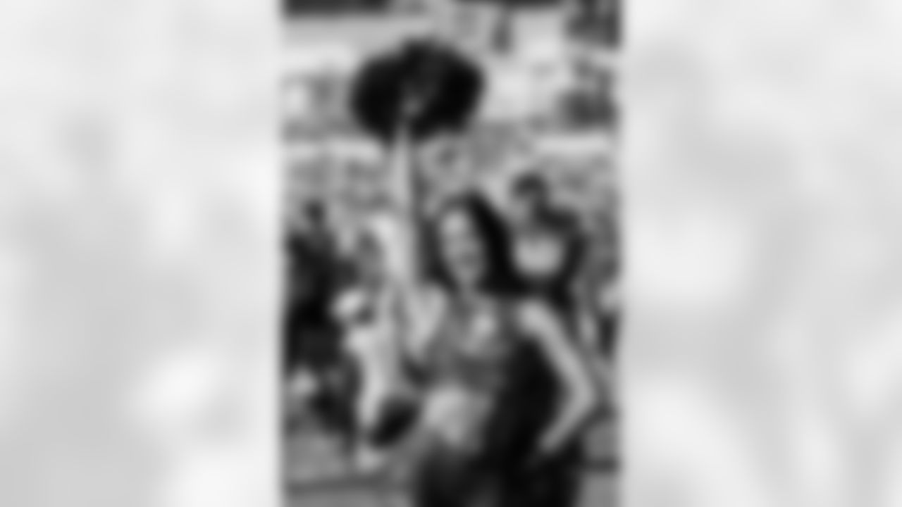 TAMPA, FL - November 30, 2025 - Tampa Bay Buccaneers Cheerleaders during the game between the Arizona Cardinals and Tampa Bay Buccaneers. The Bucs won the game, 20-17. Photo By Tori Richman/Tampa Bay Buccaneers