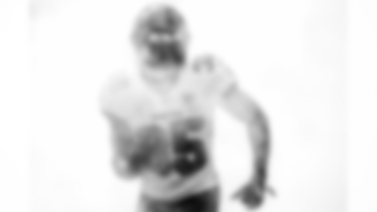 TAMPA, FL - November 09, 2025 - Cornerback Jamel Dean #35 of the Tampa Bay Buccaneers before the game between the New England Patriots and Tampa Bay Buccaneers. The Bucs lost the game, 28-23. Photo By Doug DeFelice/Tampa Bay Buccaneers