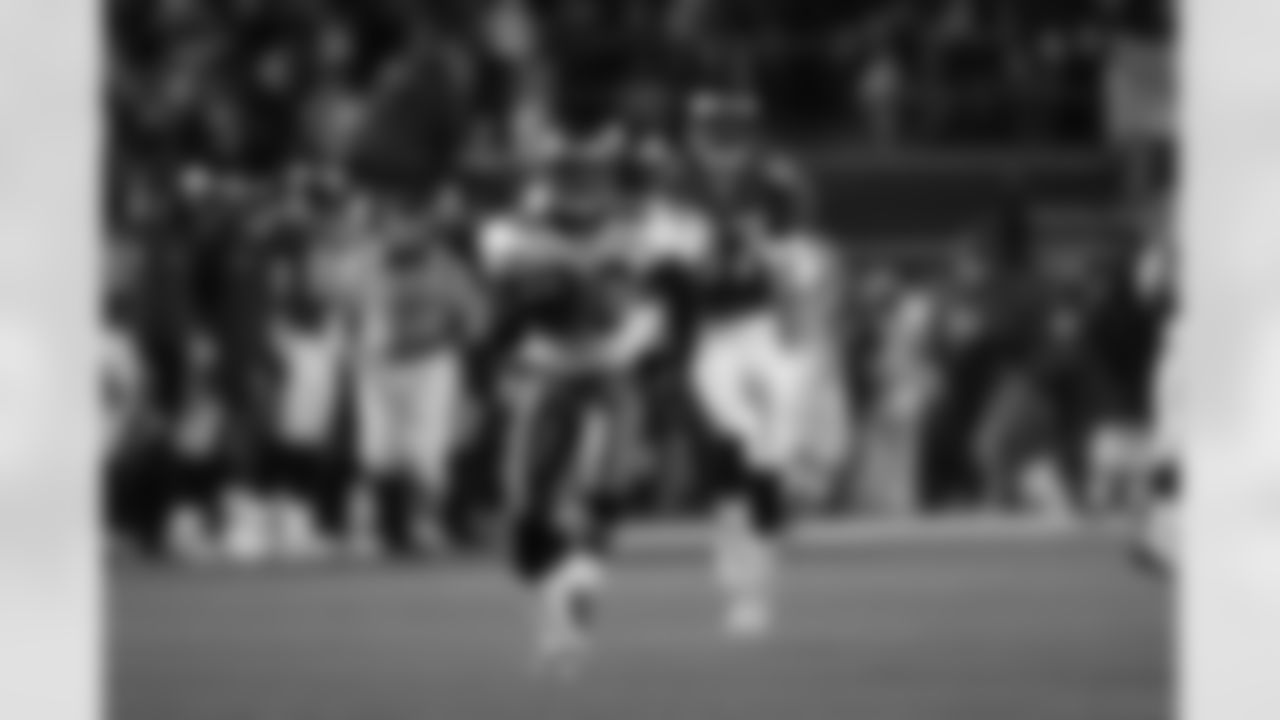 PHILADELPHIA, PA - JANUARY 19: Cornerback Ronde Barber #20 of the Tampa Bay Buccaneers returns an interception 92 yards for a touchdown against the Philadelphia Eagles during the NFC Championship Game at Veterans Stadium on January 19, 2003 in Philadelphia, Pennsylvania. The Buccaneers won 27-10. (Rod Millington/Tampa Bay Buccaneers)