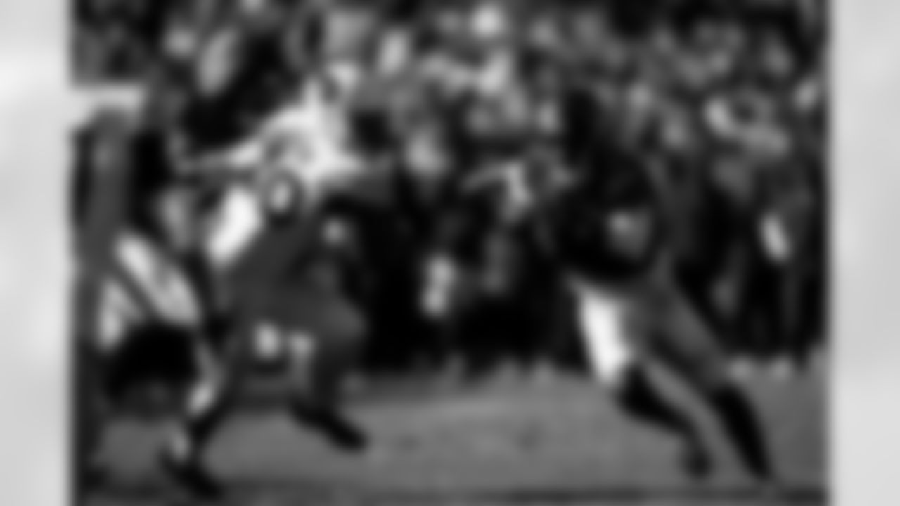 TAMPA, FL - November 30, 2025 - Running Back Bucky Irving #7 of the Tampa Bay Buccaneers during the game between the Arizona Cardinals and Tampa Bay Buccaneers. The Bucs won the game, 20-17. Photo By Tori Richman/Tampa Bay Buccaneers