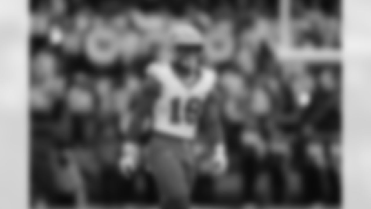 Oregon tight end Kenyon Sadiq looks on against Washington during the second half of an NCAA college football game, Saturday, Nov. 29, 2025, in Seattle. (AP Photo/Lindsey Wasson)