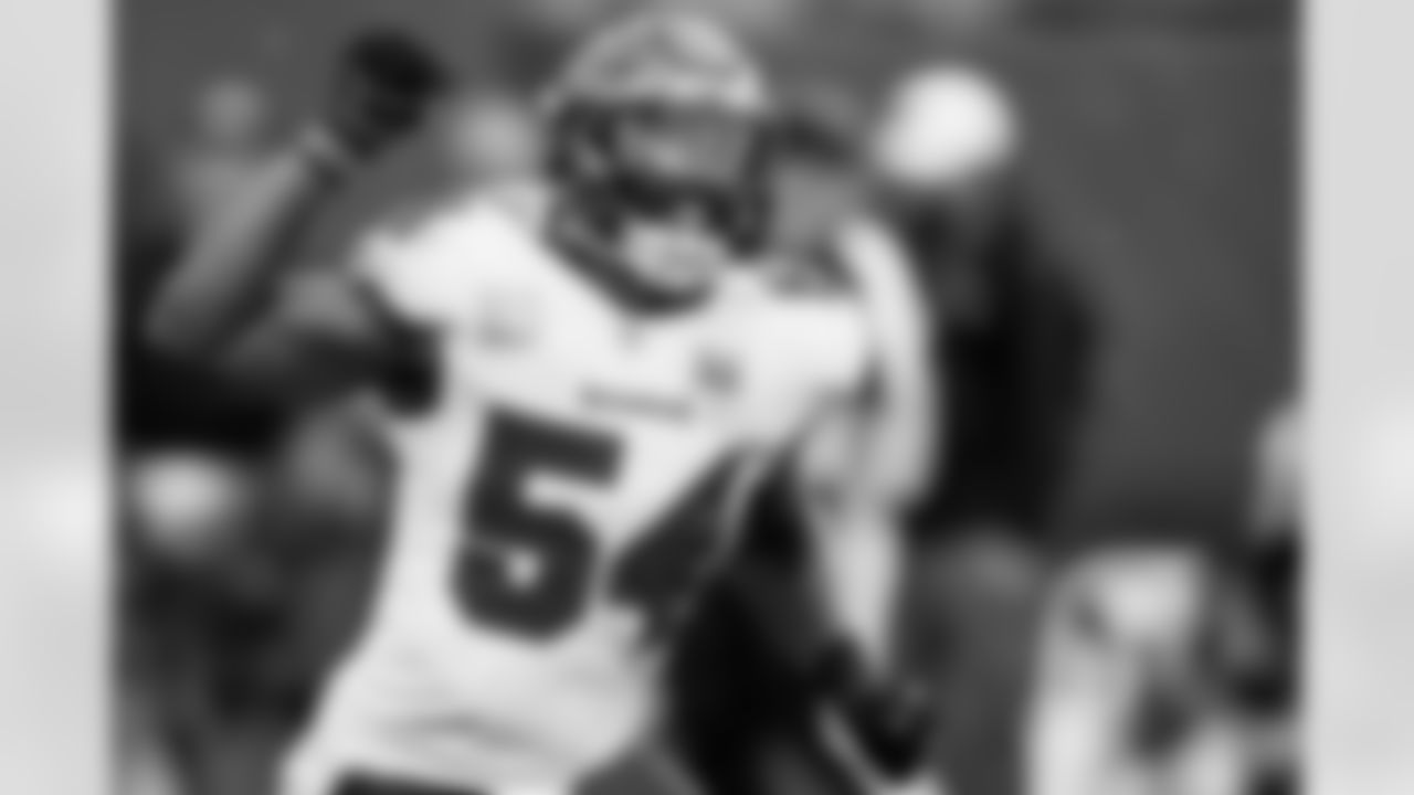 TAMPA, FL - November 09, 2025 - Inside Linebacker Lavonte David #54 of the Tampa Bay Buccaneers during the game between the New England Patriots and Tampa Bay Buccaneers. The Bucs lost the game, 28-23. Photo By Kyle Zedaker/Tampa Bay Buccaneers