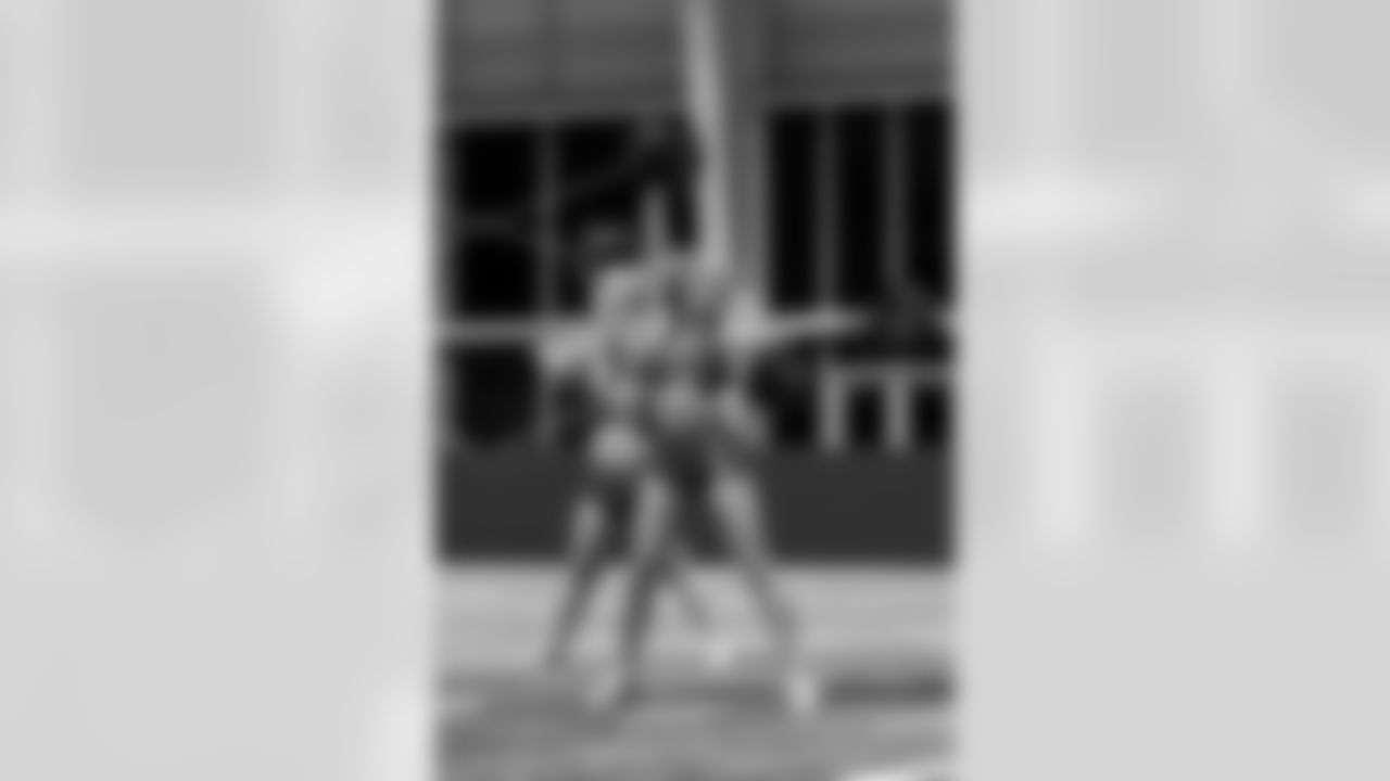 TAMPA, FL - January 02, 2026 - Tampa Bay Buccaneers Cheerleaders field rehearsal at AdventHealth Training Center. Photo By Tori Richman/Tampa Bay Buccaneers