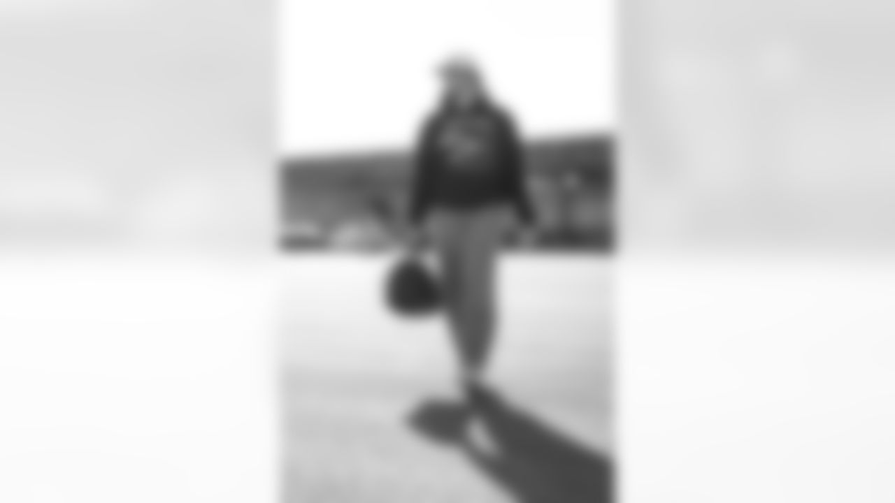 TAMPA, FL - November 22, 2025 - Tight End Payne Durham #87 of the Tampa Bay Buccaneers departs before the game against the Los Angeles Rams. Photo By Tori Richman/Tampa Bay Buccaneers