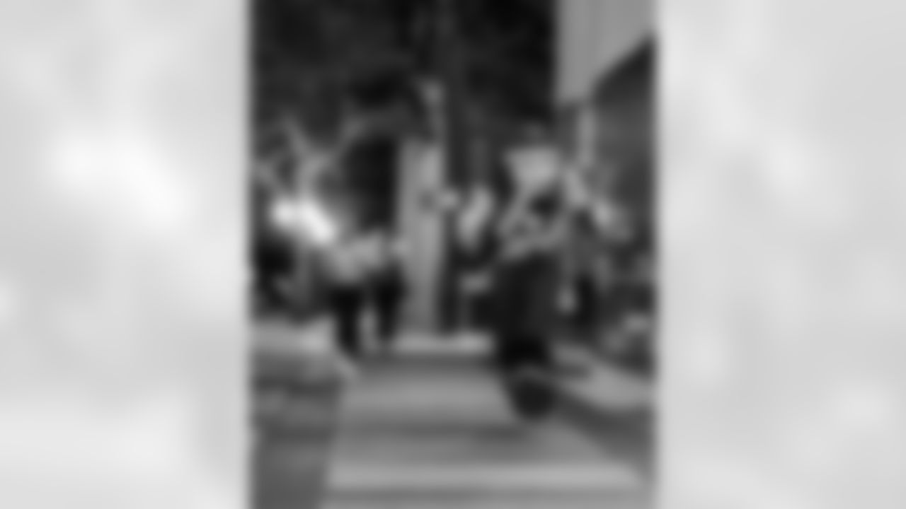 ST. PETERSBURG, FL - November 13, 2025 - Captain Fear during "Bucs Run" Raise The Flags event with Pinellas Run Club at Park & Rec in St. Petersburg. Photo By Doug DeFelice/Tampa Bay Buccaneers