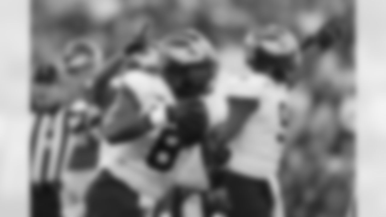 Michigan defensive end Derrick Moore (8) recovers a fumble by Southern California tight end Lake McRee (87) during the first half of an NCAA college football game Saturday, Oct. 11, 2025, in Los Angeles. (AP Photo/Marcio Jose Sanchez)