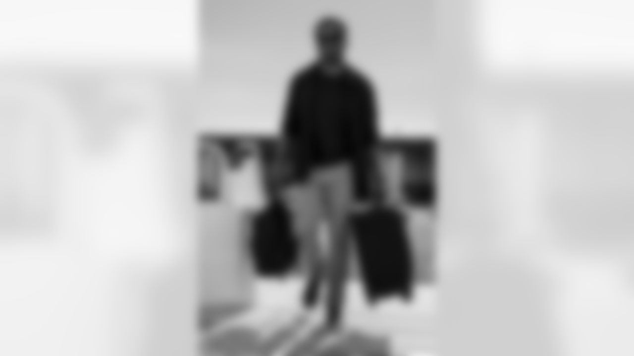 TAMPA, FL - December 27, 2025 - Assistant Secondary Coach Rashad Johnson of the Tampa Bay Buccaneers departs Tampa for a Week 17 game against the Miami Dolphins. Photo By Tori Richman/Tampa Bay Buccaneers