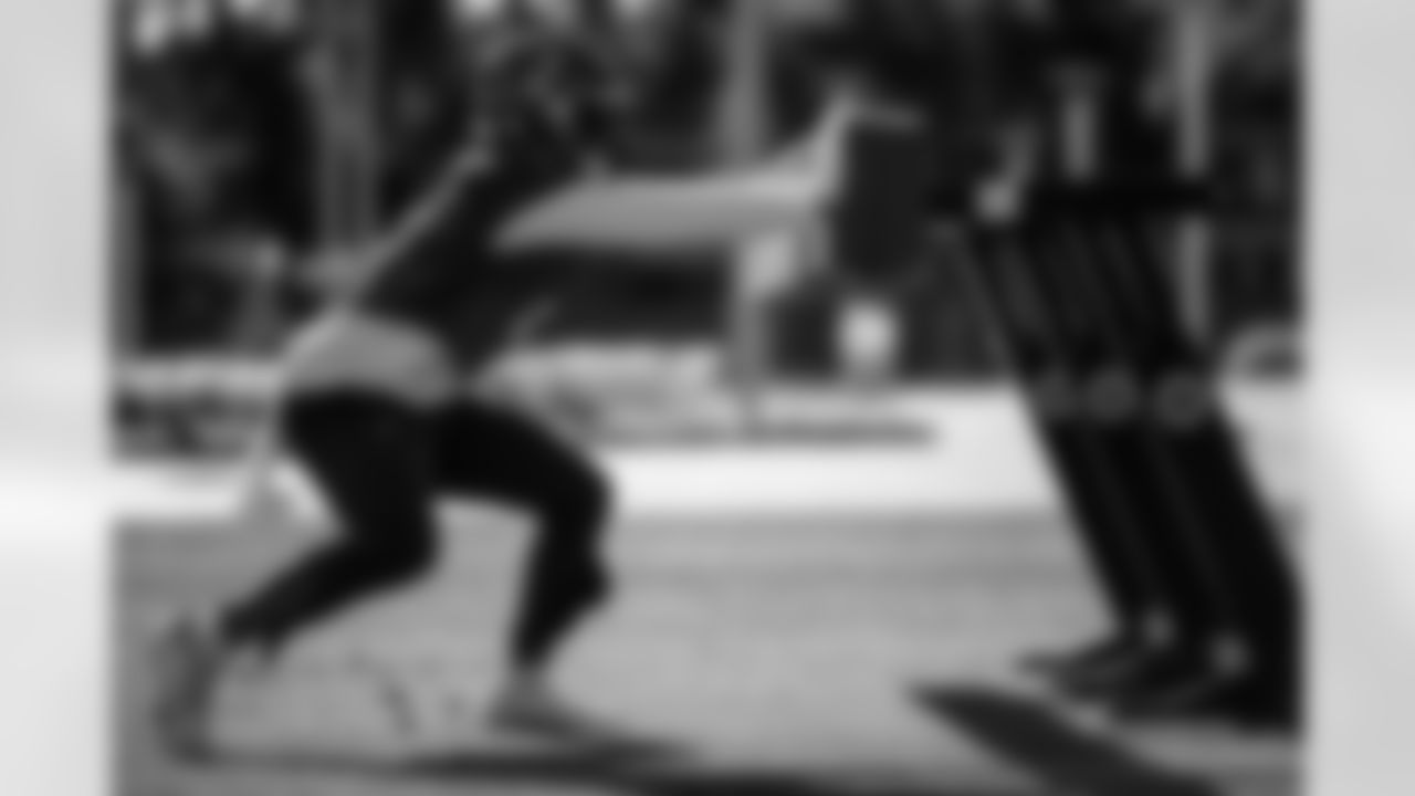 TAMPA, FL - December 24, 2025 - Inside Linebacker SirVocea Dennis #8 of the Tampa Bay Buccaneers during practice at AdventHealth Training Center. Photo By Kyle Zedaker/Tampa Bay Buccaneers