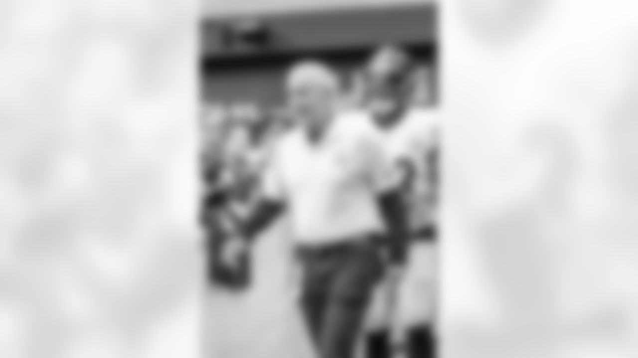 Pittsburgh Steelers special teams coordinator Danny Smith enters the field to warm up players before playing against the Las Vegas Raiders in an NFL football game, Sunday, Oct. 13, 2024, in Las Vegas. Steelers defeated the Raiders 32-13. (AP Photo/Jeff Lewis)