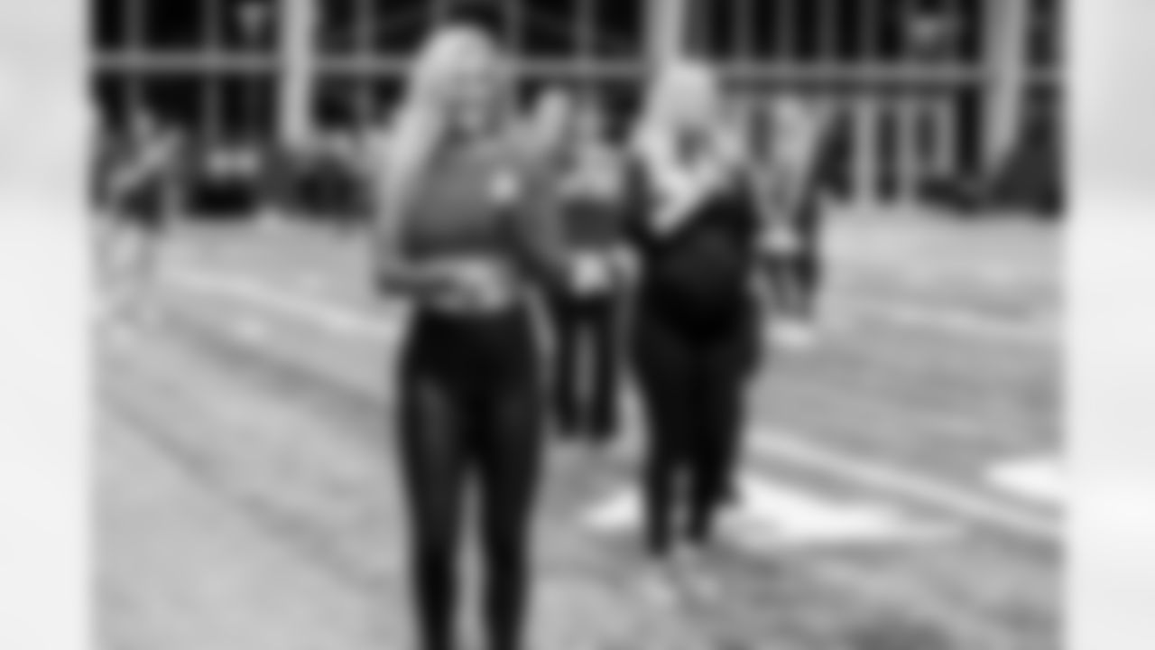 TAMPA, FL - November 19, 2025 - Tampa Bay Buccaneers Cheerleaders and Alumni during Field Rehearsal at AdventHealth Training Center. Photo By Tori Richman/Tampa Bay Buccaneers