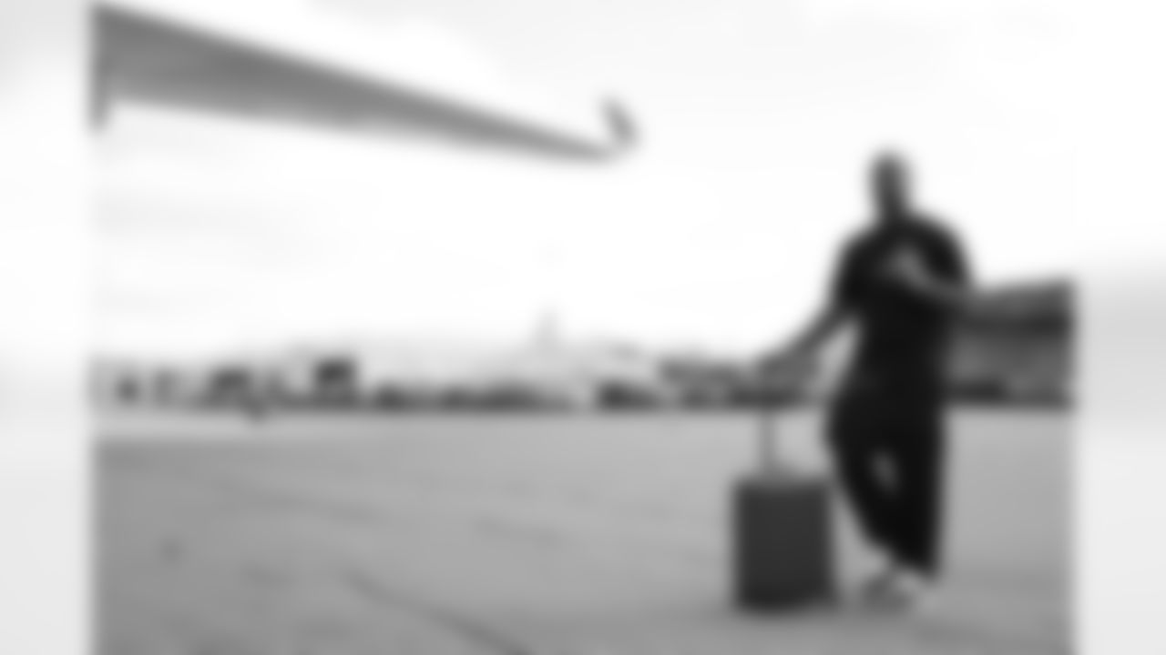 TAMPA, FL - December 27, 2025 - Inside Linebacker Lavonte David #54 of the Tampa Bay Buccaneers departs Tampa for a Week 17 game against the Miami Dolphins. Photo By Tori Richman/Tampa Bay Buccaneers