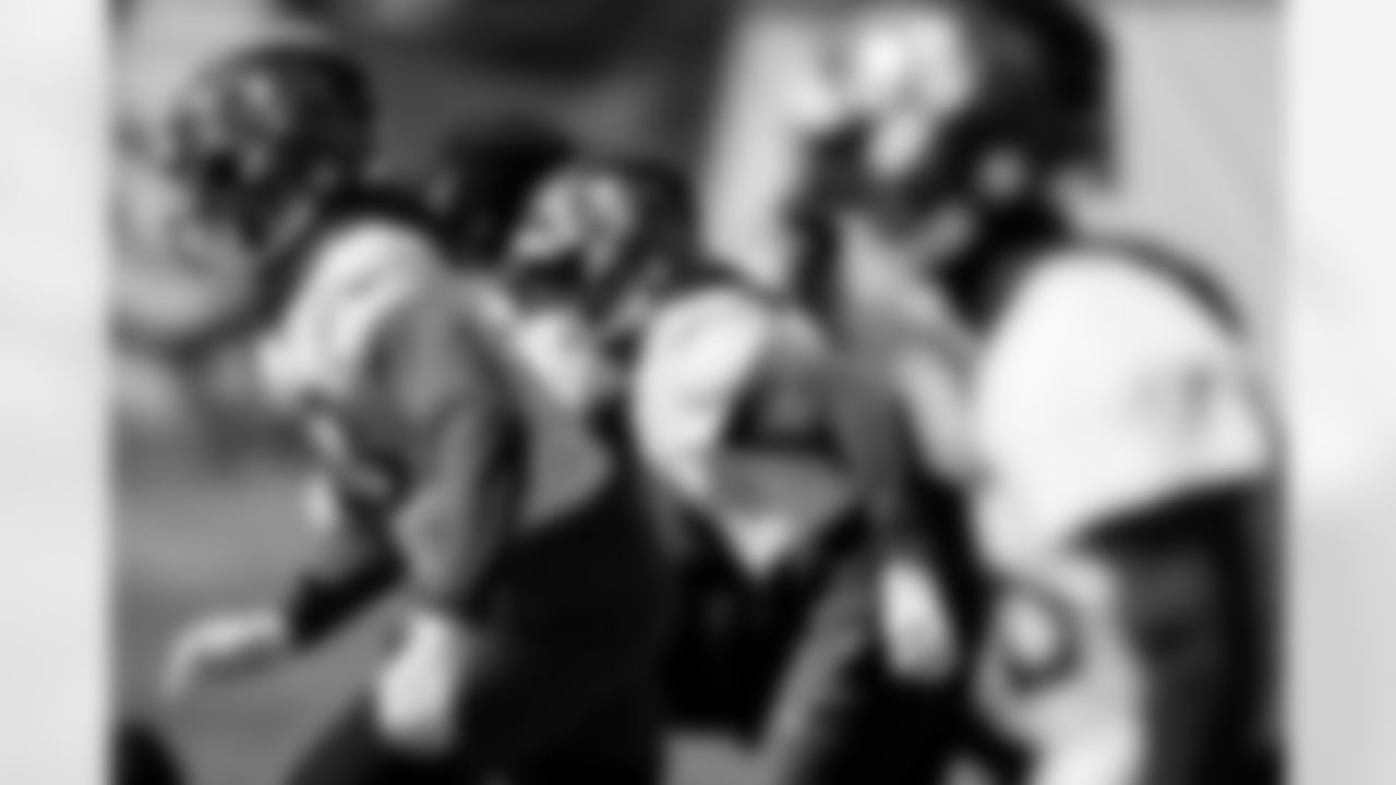 TAMPA, FL - November 28, 2025 - Outside Linebacker Chris Braswell #43 of the Tampa Bay Buccaneers during practice at AdventHealth Training Center. Photo By Kyle Zedaker/Tampa Bay Buccaneers