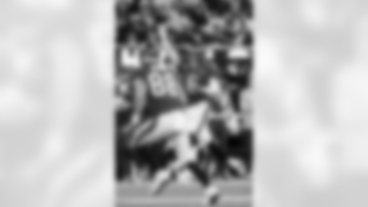 INGLEWOOD, CA - November 23, 2025 - Quarterback Baker Mayfield #6 of the Tampa Bay Buccaneers during the game between the Tampa Bay Buccaneers and Los Angeles Rams. The Bucs lost the game, 34-7. Photo By Kyle Zedaker/Tampa Bay Buccaneers