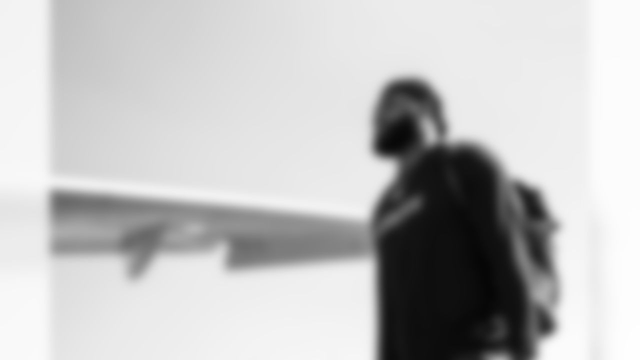 TAMPA, FL - November 15, 2025 - Tight End Devin Culp #82 of the Tampa Bay Buccaneers departs before the Bucs' game against the Buffalo Bills. Photo By Tori Richman/Tampa Bay Buccaneers