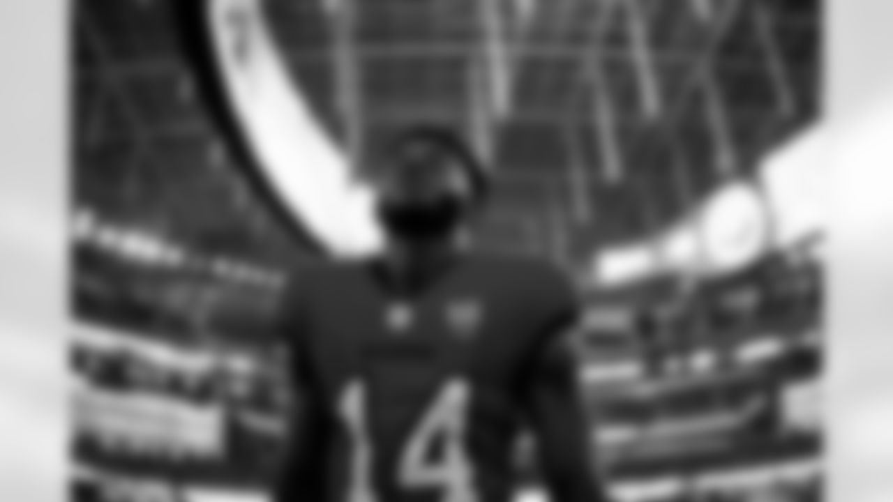 INGLEWOOD, CA - November 23, 2025 - Wide Receiver Chris Godwin #14 of the Tampa Bay Buccaneers before the game between the Tampa Bay Buccaneers and Los Angeles Rams. The Bucs lost the game, 34-7. Photo By Tori Richman/Tampa Bay Buccaneers