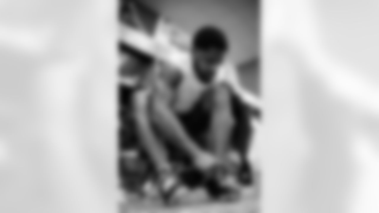 TAMPA, FL - November 09, 2025 - Wide Receiver Sterling Shepard #17 of the Tampa Bay Buccaneers before the game between the New England Patriots and Tampa Bay Buccaneers. The Bucs lost the game, 28-23. Photo By Kyle Zedaker/Tampa Bay Buccaneers