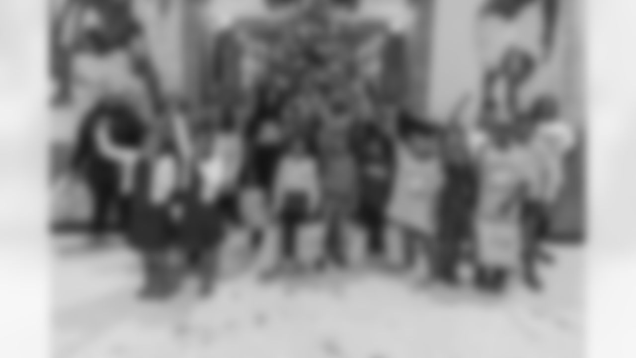 TAMPA, FL - December 16, 2025 - Antoine Winfield Jr. Holiday Shopping Spree at Dick's House of Sport International Plaza. Photo By Mike Carlson/Tampa Bay Buccaneers