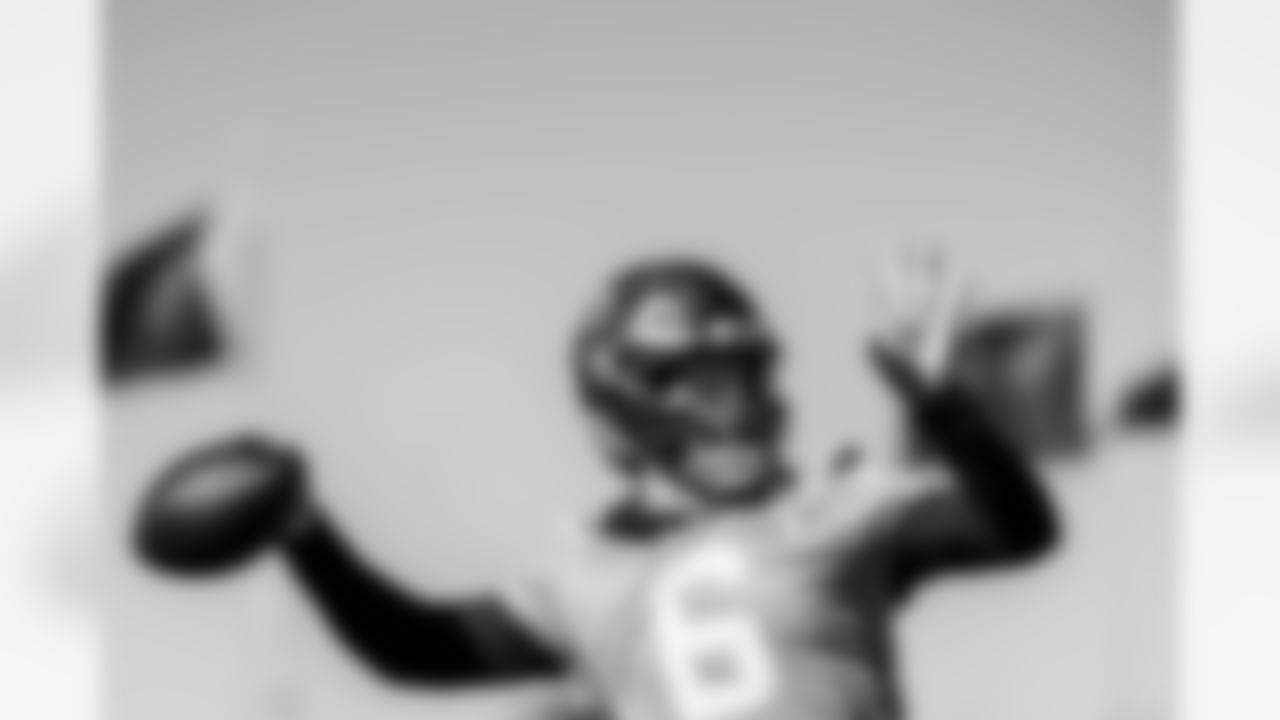 TAMPA, FL - December 31, 2025 - Week 18 Practice at AdventHealth Training Center. Photo By Tori Richman/Tampa Bay Buccaneers