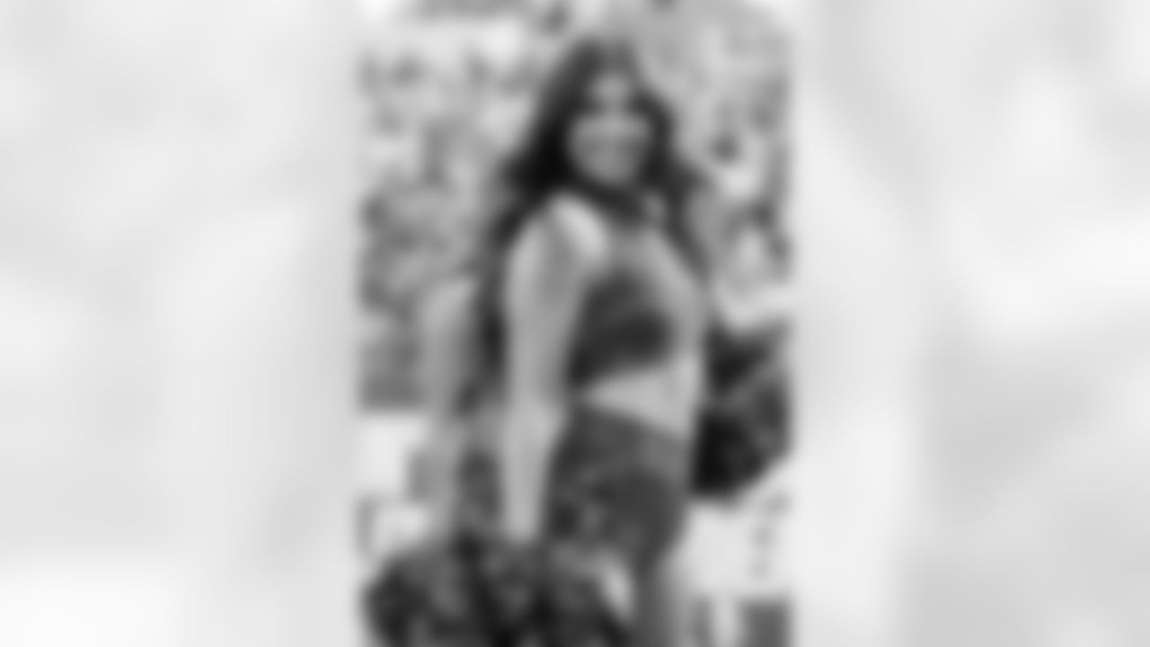 TAMPA, FL - November 30, 2025 - Tampa Bay Buccaneers Cheerleaders during the game between the Arizona Cardinals and Tampa Bay Buccaneers. The Bucs won the game, 20-17. Photo By Doug DeFelice/Tampa Bay Buccaneers