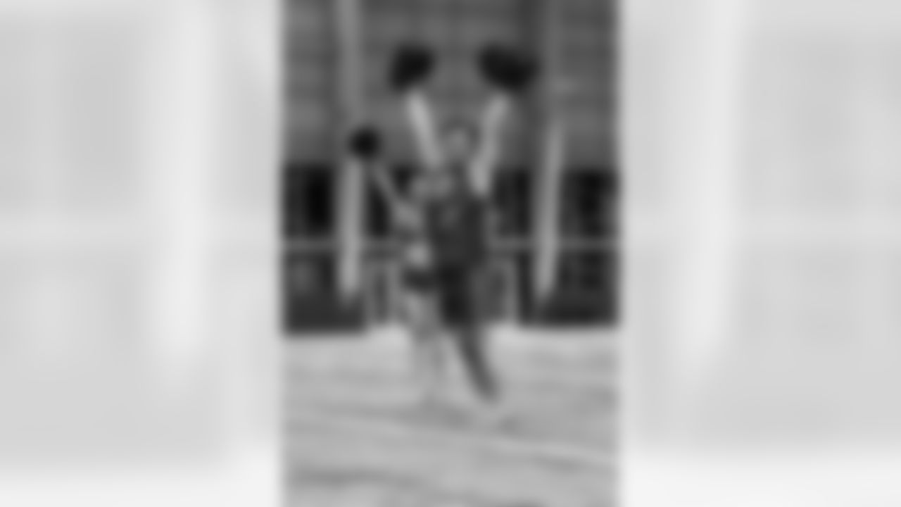 TAMPA, FL - January 02, 2026 - Tampa Bay Buccaneers Cheerleaders field rehearsal at AdventHealth Training Center. Photo By Tori Richman/Tampa Bay Buccaneers