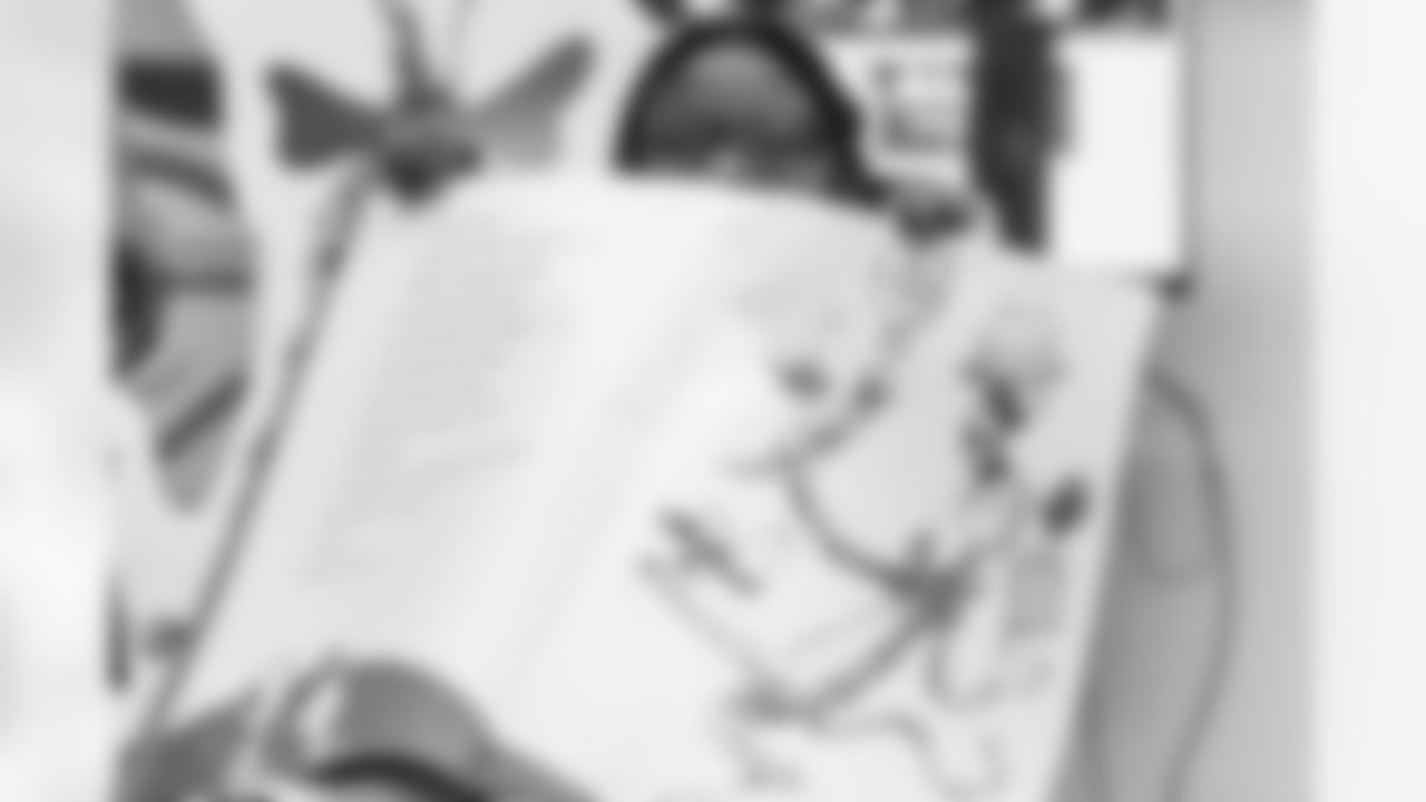 TAMPA, FL - March 03, 2026 - The Tampa Bay Buccaneers and Dr. Seuss Enterprises celebrate National Reading Month at Potter Elementary School. Photo By Doug DeFelice/Tampa Bay Buccaneers