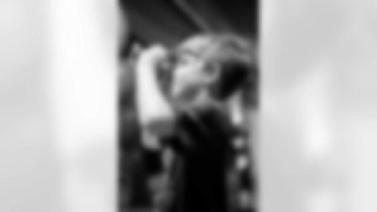 TAMPA, FL - December 15, 2025 - The Tampa Bay Buccaneers offensive line hosts the annual 'O-Line Lights Up Christmas' event providing holiday shopping sprees for local children. Photo By Kyle Zedaker/Tampa Bay Buccaneers