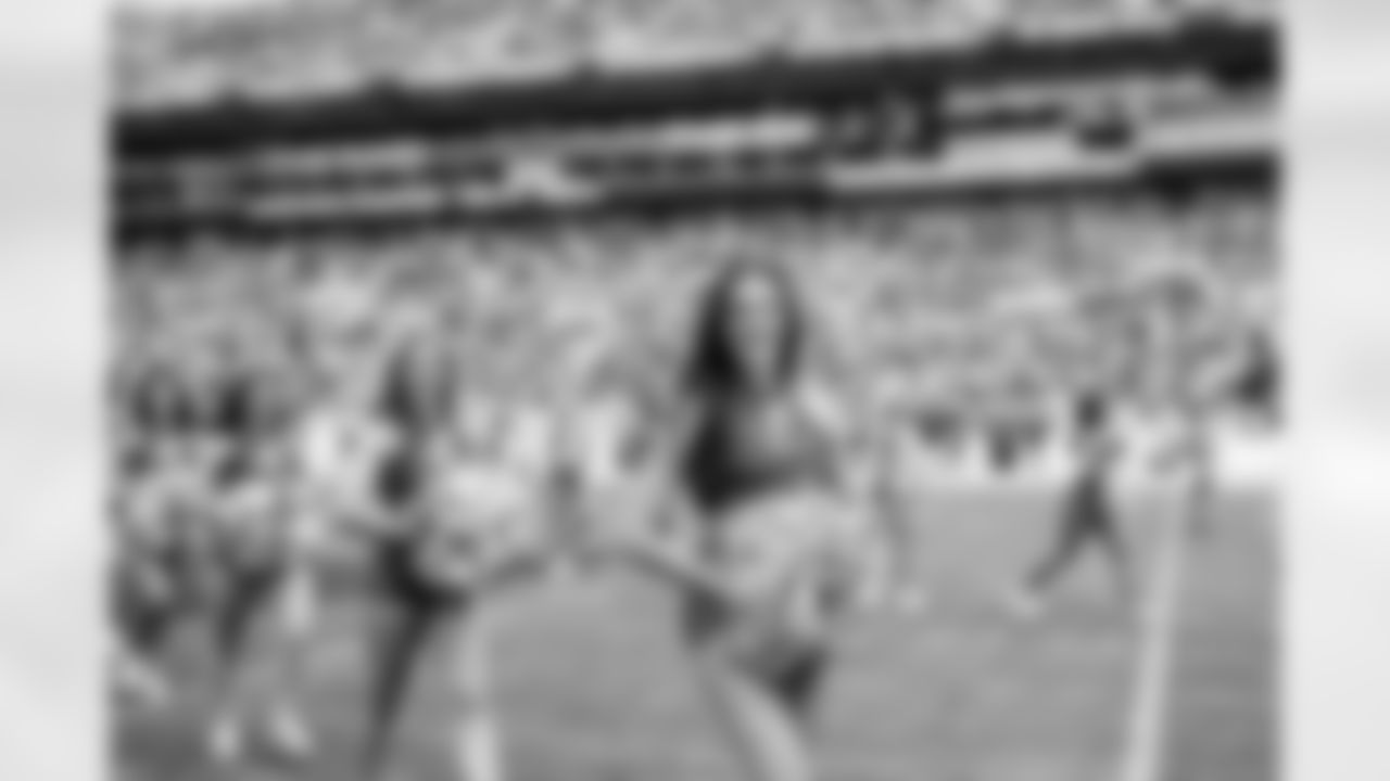 TAMPA, FL - September 28, 2025 - Tampa Bay Buccaneers Cheerleaders during the game between the Philadelphia Eagles and Tampa Bay Buccaneers. The Bucs lost the game, 31-25. Photo By Tori Richman/Tampa Bay Buccaneers