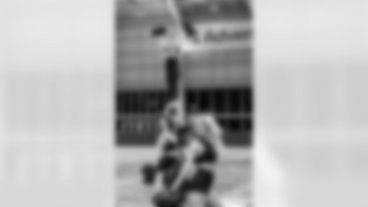 TAMPA, FL - November 20, 2025 - Tampa Bay Buccaneers Cheerleaders during Field Rehearsal at AdventHealth Training Center. Photo By Tori Richman/Tampa Bay Buccaneers