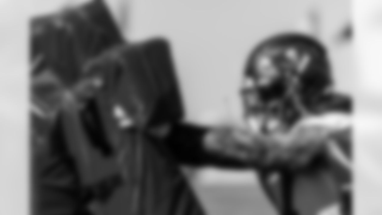 TAMPA, FL - December 31, 2025 - Week 18 Practice at AdventHealth Training Center. Photo By Tori Richman/Tampa Bay Buccaneers