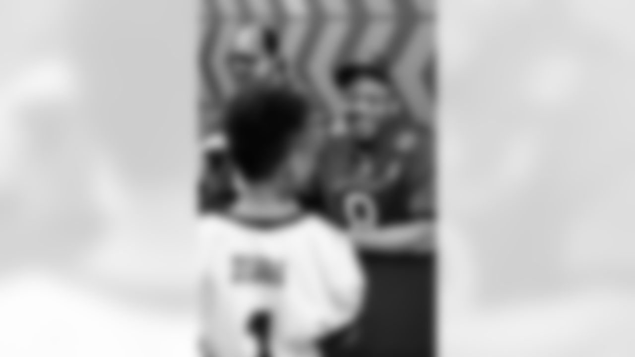 TAMPA, FL - December 02, 2025 - Inside Linebacker SirVocea Dennis #8 of the Tampa Bay Buccaneers during a visit to MacDill Air Force Base. Photo By Kyle Zedaker/Tampa Bay Buccaneers