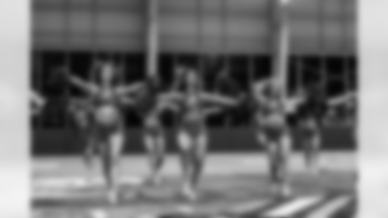 TAMPA, FL - January 02, 2026 - Tampa Bay Buccaneers Cheerleaders field rehearsal at AdventHealth Training Center. Photo By Tori Richman/Tampa Bay Buccaneers