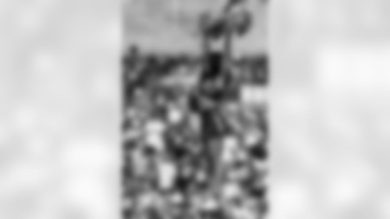 TAMPA, FL - November 09, 2025 - Tampa Bay Buccaneers Cheerleaders during the game between the New England Patriots and Tampa Bay Buccaneers. The Bucs lost the game, 28-23. Photo By Doug DeFelice/Tampa Bay Buccaneers