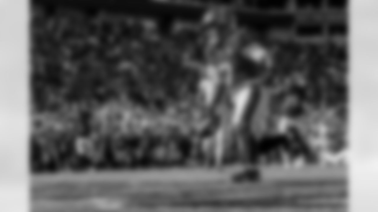 TAMPA, FL - November 30, 2025 - Running Back Bucky Irving #7 of the Tampa Bay Buccaneers scores a touchdown during the game between the Arizona Cardinals and Tampa Bay Buccaneers. The Bucs won the game, 20-17. Photo By Mike Carlson/Tampa Bay Buccaneers