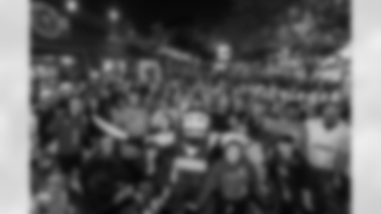 ST. PETERSBURG, FL - November 13, 2025 - Captain Fear with participants during "Bucs Run" Raise The Flags event with Pinellas Run Club at Park & Rec in St. Petersburg. Photo By Doug DeFelice/Tampa Bay Buccaneers