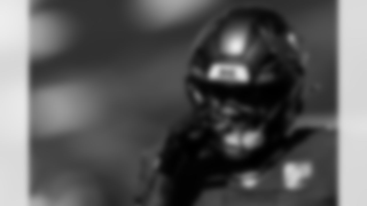 TAMPA, FL - November 30, 2025 - Inside Linebacker SirVocea Dennis #8 of the Tampa Bay Buccaneers during the game between the Arizona Cardinals and Tampa Bay Buccaneers. The Bucs won the game, 20-17. Photo By Kyle Zedaker/Tampa Bay Buccaneers