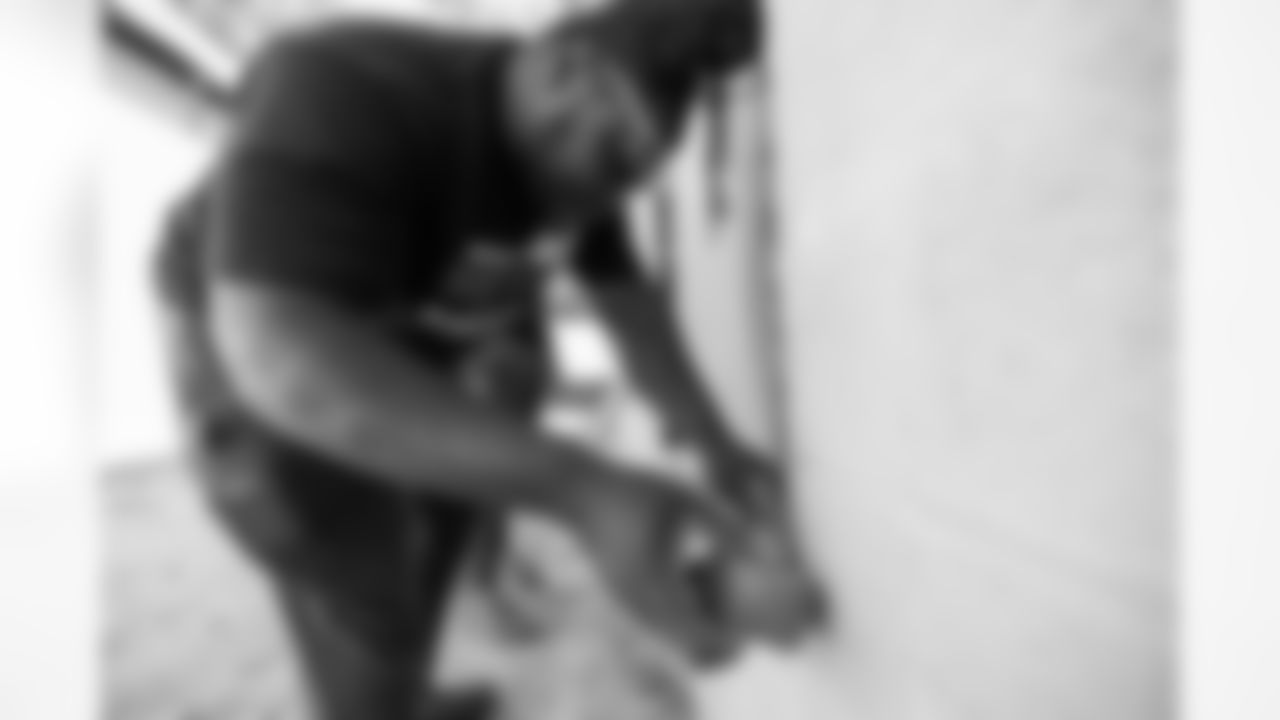 TAMPA, FL - November 18, 2025 - Defensive Lineman Elijah Simmons #92 of the Tampa Bay Buccaneers during a home build with Habitat for Humanity of Tampa Bay Hillsborough. Photo By Doug DeFelice/Tampa Bay Buccaneers