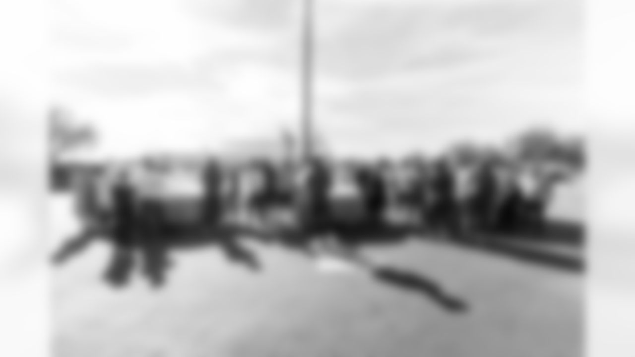 TAMPA, FL - January 02, 2026 - The Tampa Bay Buccaneers linebackers work with local partners to provide cars to families at AdventHealth Training Center. Photo By Kyle Zedaker/Tampa Bay Buccaneers