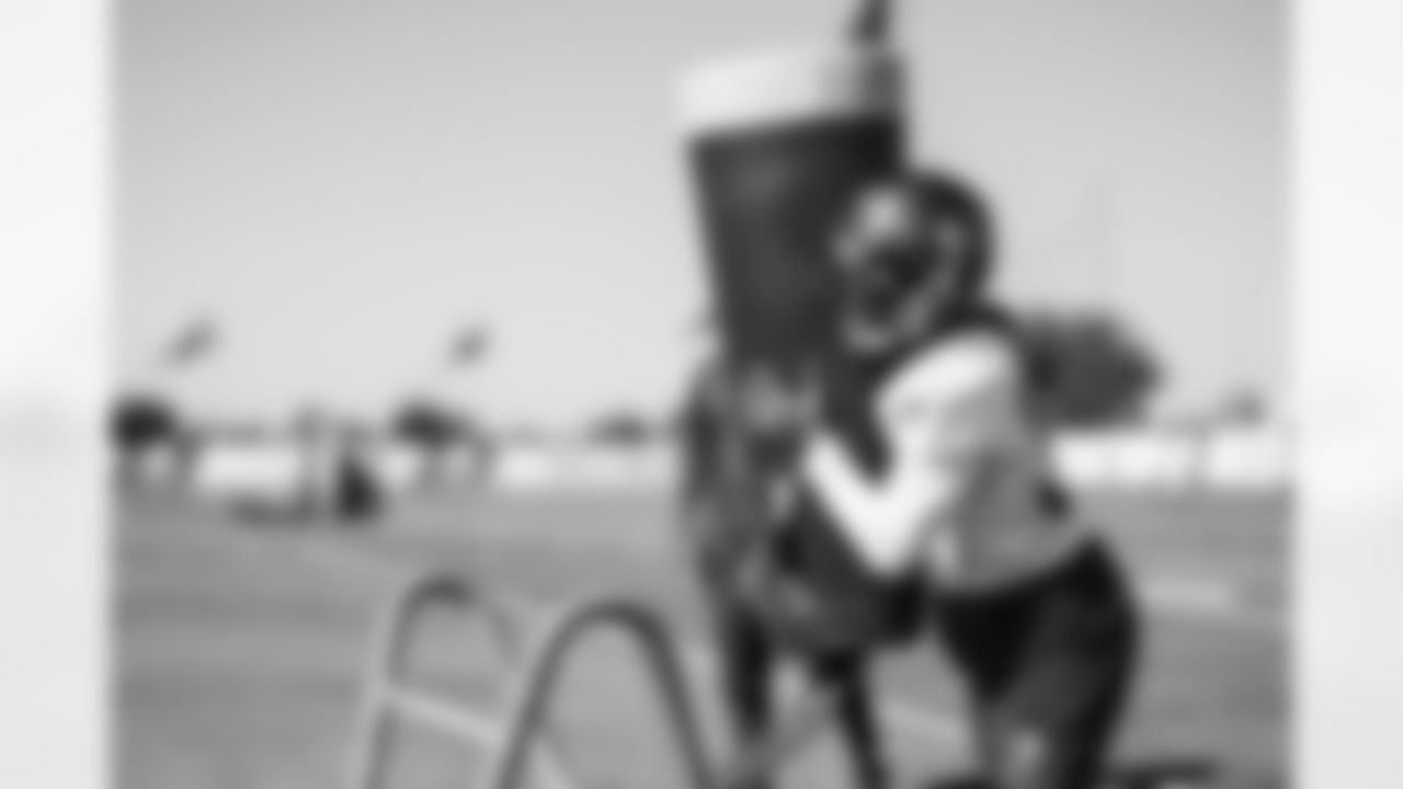 TAMPA, FL - November 20, 2025 - Defensive Back Josh Hayes #32 of the Tampa Bay Buccaneers during practice at AdventHealth Training Center. Photo By Tori Richman/Tampa Bay Buccaneers