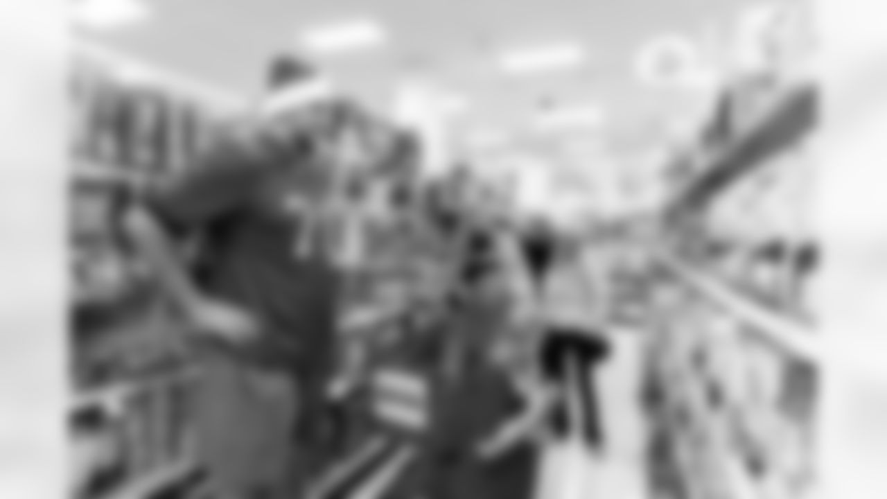 TAMPA, FL - December 15, 2025 - The Tampa Bay Buccaneers offensive line hosts the annual 'O-Line Lights Up Christmas' event providing holiday shopping sprees for local children. Photo By Kyle Zedaker/Tampa Bay Buccaneers