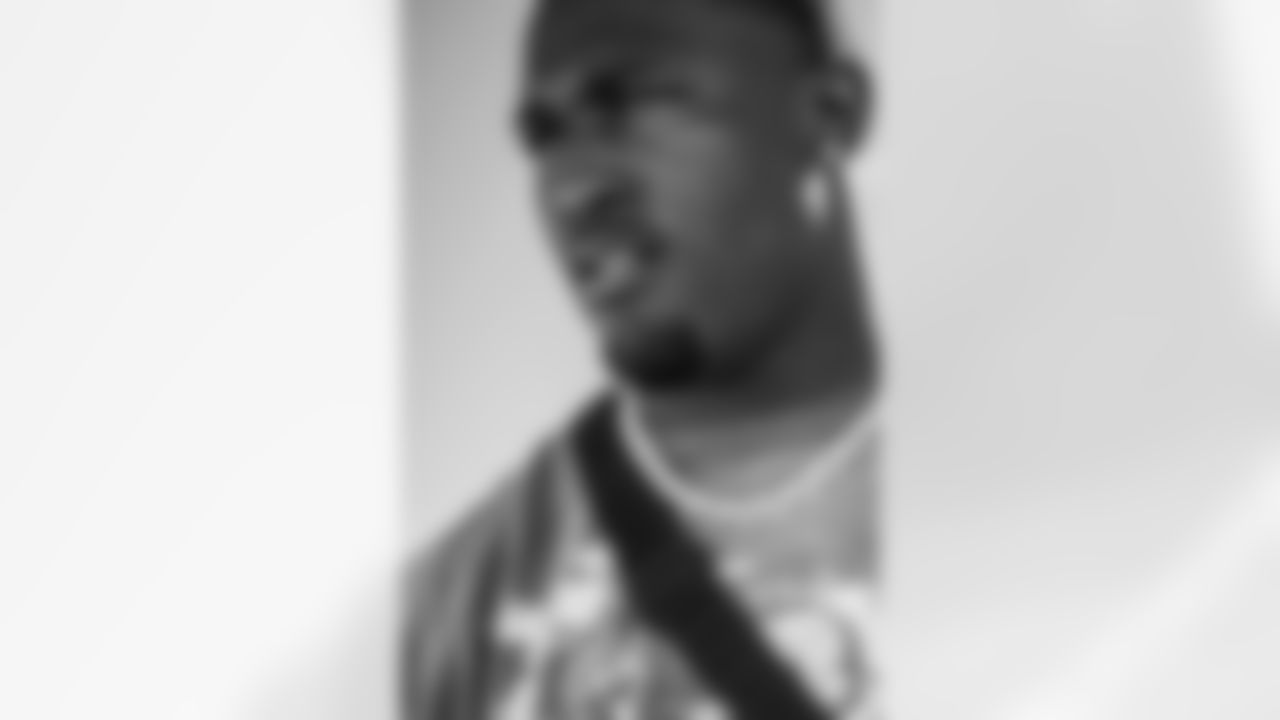 TAMPA, FL - November 04, 2023 - Inside Linebacker Devin White #45 of the Tampa Bay Buccaneers departs for the game against the Houston Texans. Photo By Tori Richman/Tampa Bay Buccaneers