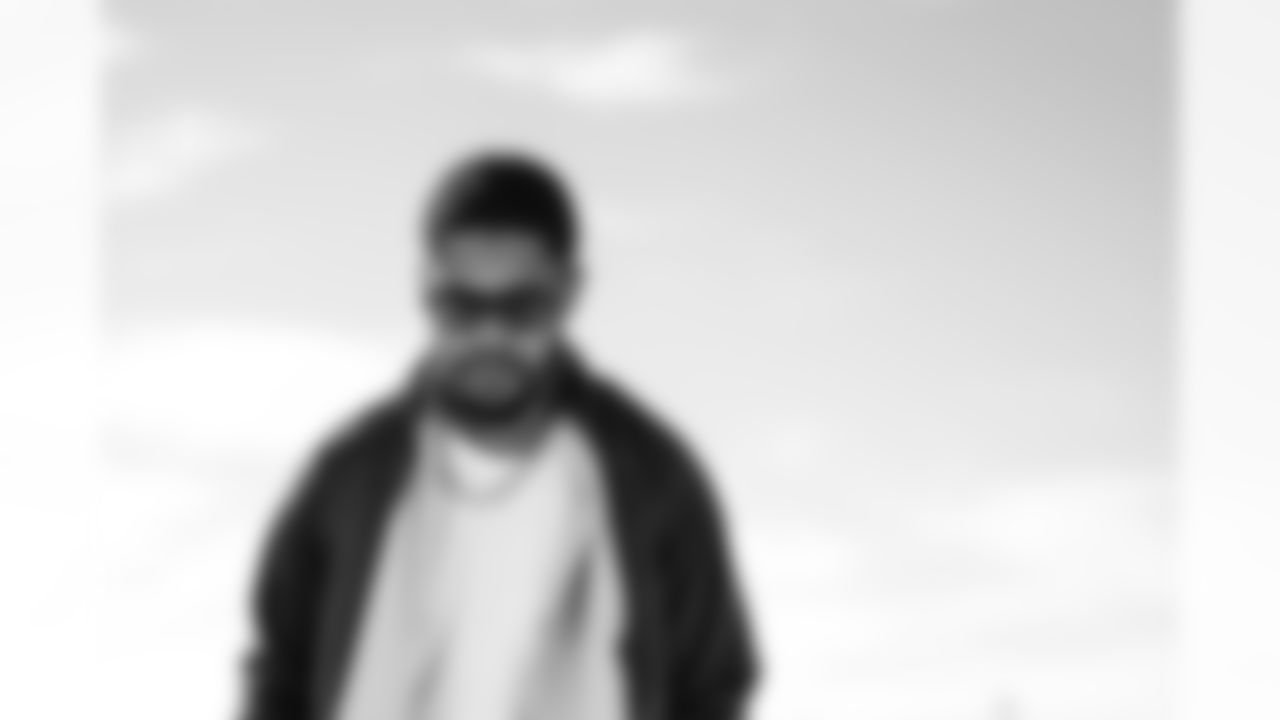 TAMPA, FL - November 22, 2025 - Wide Receiver Sterling Shepard #17 of the Tampa Bay Buccaneers departs before the game against the Los Angeles Rams. Photo By Tori Richman/Tampa Bay Buccaneers