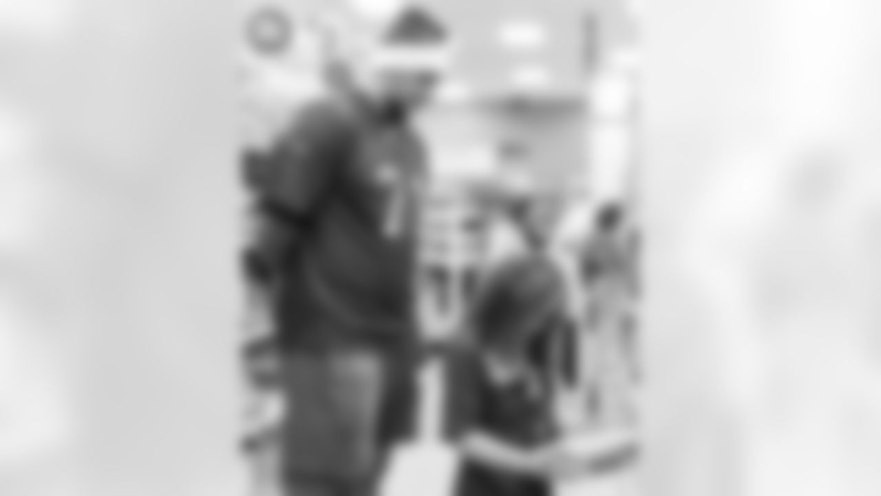 TAMPA, FL - December 15, 2025 - The Tampa Bay Buccaneers offensive line hosts the annual 'O-Line Lights Up Christmas' event providing holiday shopping sprees for local children. Photo By Kyle Zedaker/Tampa Bay Buccaneers