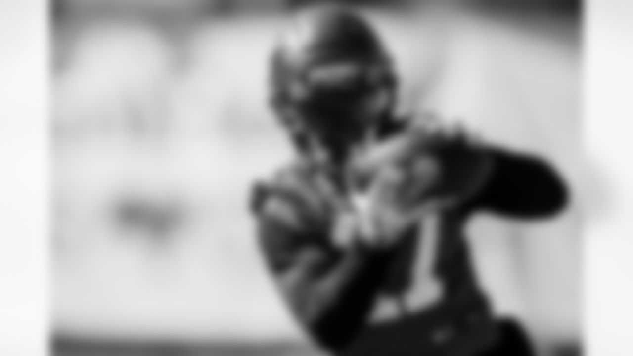 TAMPA, FL - November 13, 2025 - Wide Receiver Sterling Shepard #17 of the Tampa Bay Buccaneers during practice at AdventHealth Training Center. Photo By Kyle Zedaker/Tampa Bay Buccaneers