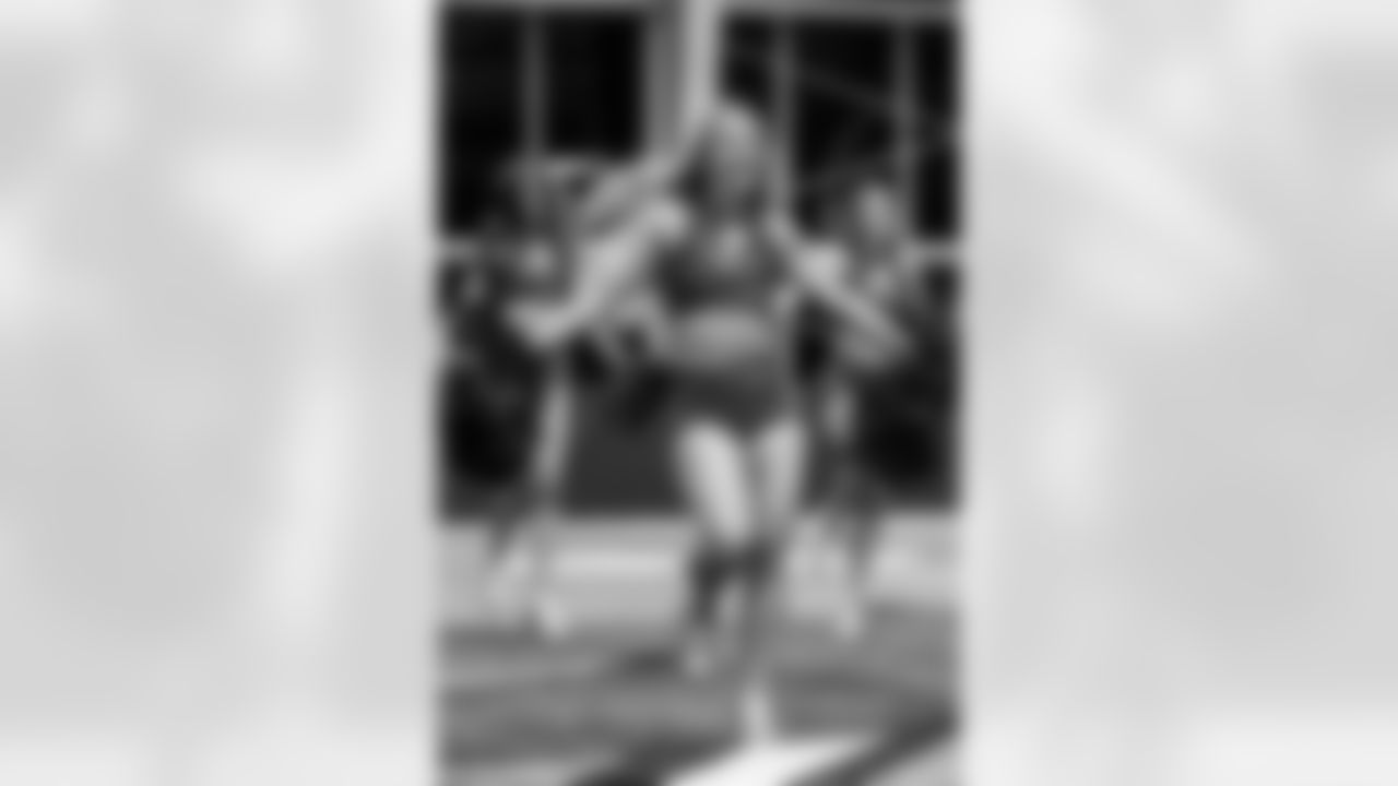 TAMPA, FL - January 02, 2026 - Tampa Bay Buccaneers Cheerleaders field rehearsal at AdventHealth Training Center. Photo By Tori Richman/Tampa Bay Buccaneers