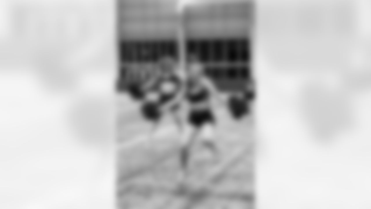 TAMPA, FL - November 20, 2025 - Tampa Bay Buccaneers Cheerleaders during Field Rehearsal at AdventHealth Training Center. Photo By Tori Richman/Tampa Bay Buccaneers