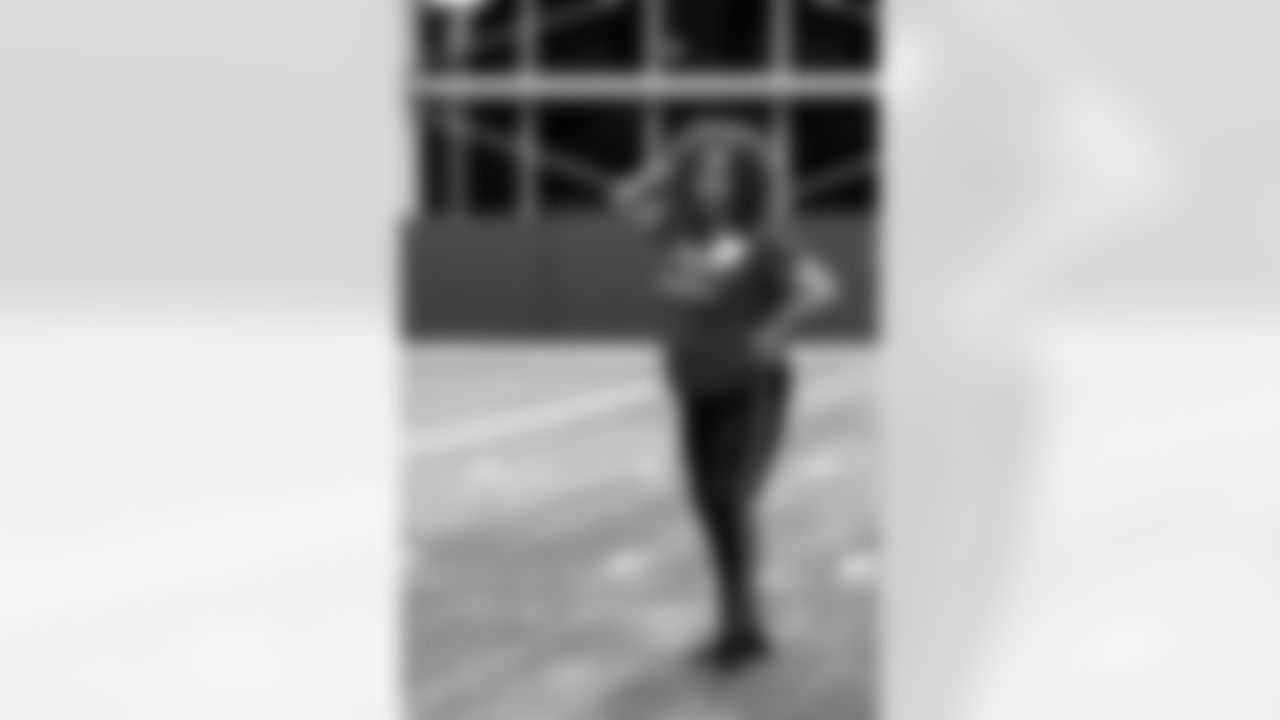 TAMPA, FL - November 19, 2025 - Tampa Bay Buccaneers Cheerleaders and Alumni during Field Rehearsal at AdventHealth Training Center. Photo By Tori Richman/Tampa Bay Buccaneers