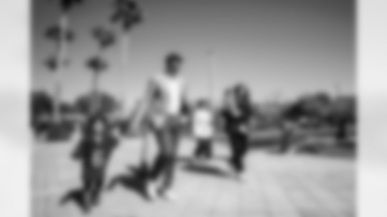 TAMPA, FL - January 27, 2026 - Offensive Coordinator Zac Robinson of the Tampa Bay Buccaneers and his family arrive before his introductory press conference at AdventHealth Training Center. Photo By Tori Richman/Tampa Bay Buccaneers